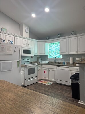 冰箱、微波炉、烤箱、炉灶