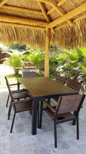 屋外ダイニングエリア