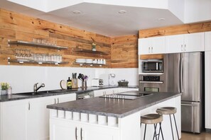 Jääkaappi, mikroaaltouuni, uuni, liesi