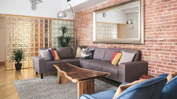 Téléviseur, table de baby-foot, bureau