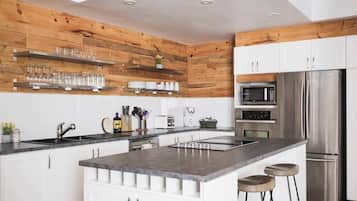 Réfrigérateur, four à micro-ondes, un four, surface de cuisson