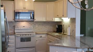 Køleskab, mikrobølgeovn, ovn, kogeplade