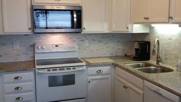 Køleskab, mikrobølgeovn, ovn, kogeplade