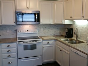 雪櫃、微波爐、焗爐、爐具