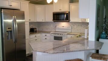 Køleskab, mikrobølgeovn, ovn, kogeplade