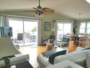 Smart-TV, DVD-Player, Bücher, Videothek