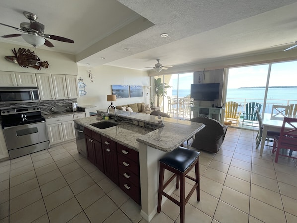 Refrigerador, microondas, horno, placa de cocina