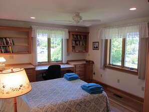 3 habitaciones, escritorio, tabla de planchar con plancha y wifi gratis