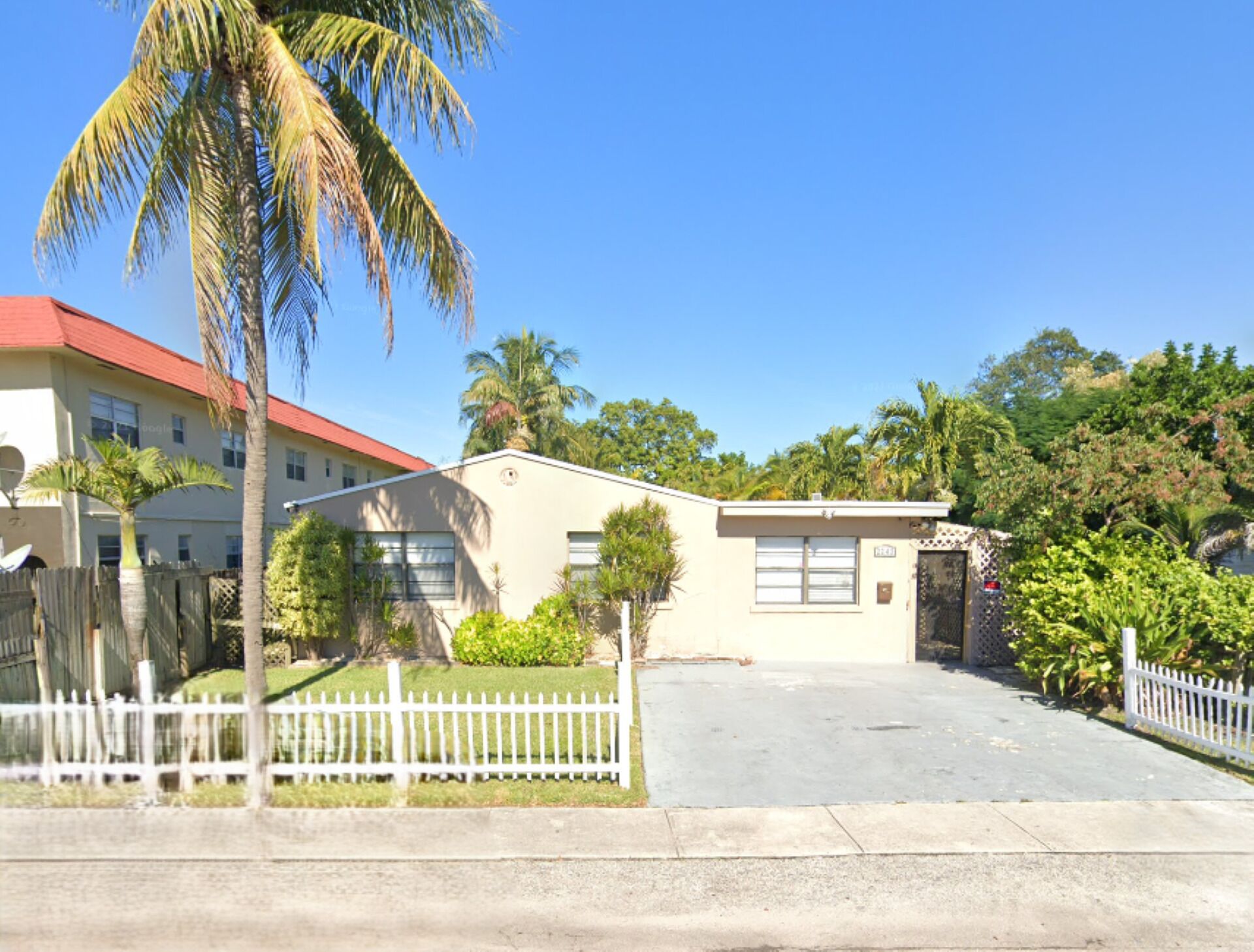 Welcome! Charming five-bedroom retreat away from home; comfort & relaxation!

  