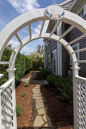 Charming 5 BR house  12min walk to town & 5 min. to Francis beach,