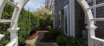 Charming 5 BR house  12min walk to town & 5 min. to Francis beach,