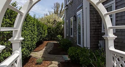 Charming 5 BR house 12min walk to town & 5 min. to Francis beach,