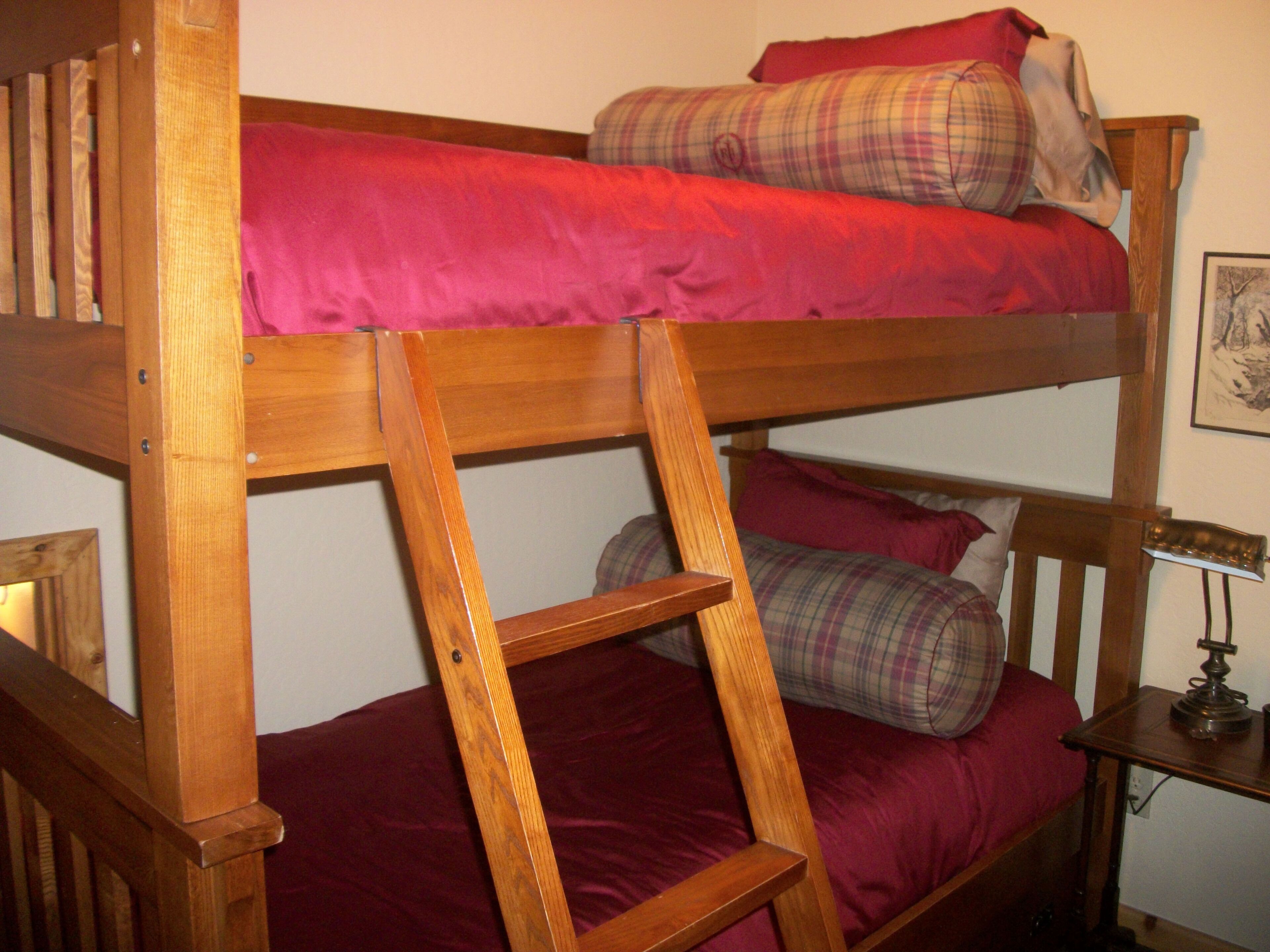 Lagunita- lakeside cabin w/ 2 bunkhouses & HOT TUB! $300. Per night for all 3!!