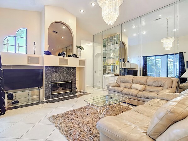 Televisión de pantalla plana y chimenea 