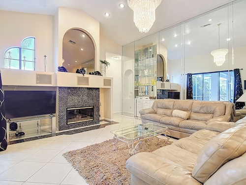 FLORIDA RETREAT ENDLESS SPACE! DISCOUNTED one story 2800 sq ft with Pool