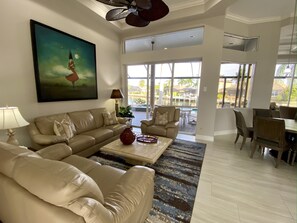 Een smart-tv, een open haard, boeken en een kantoor