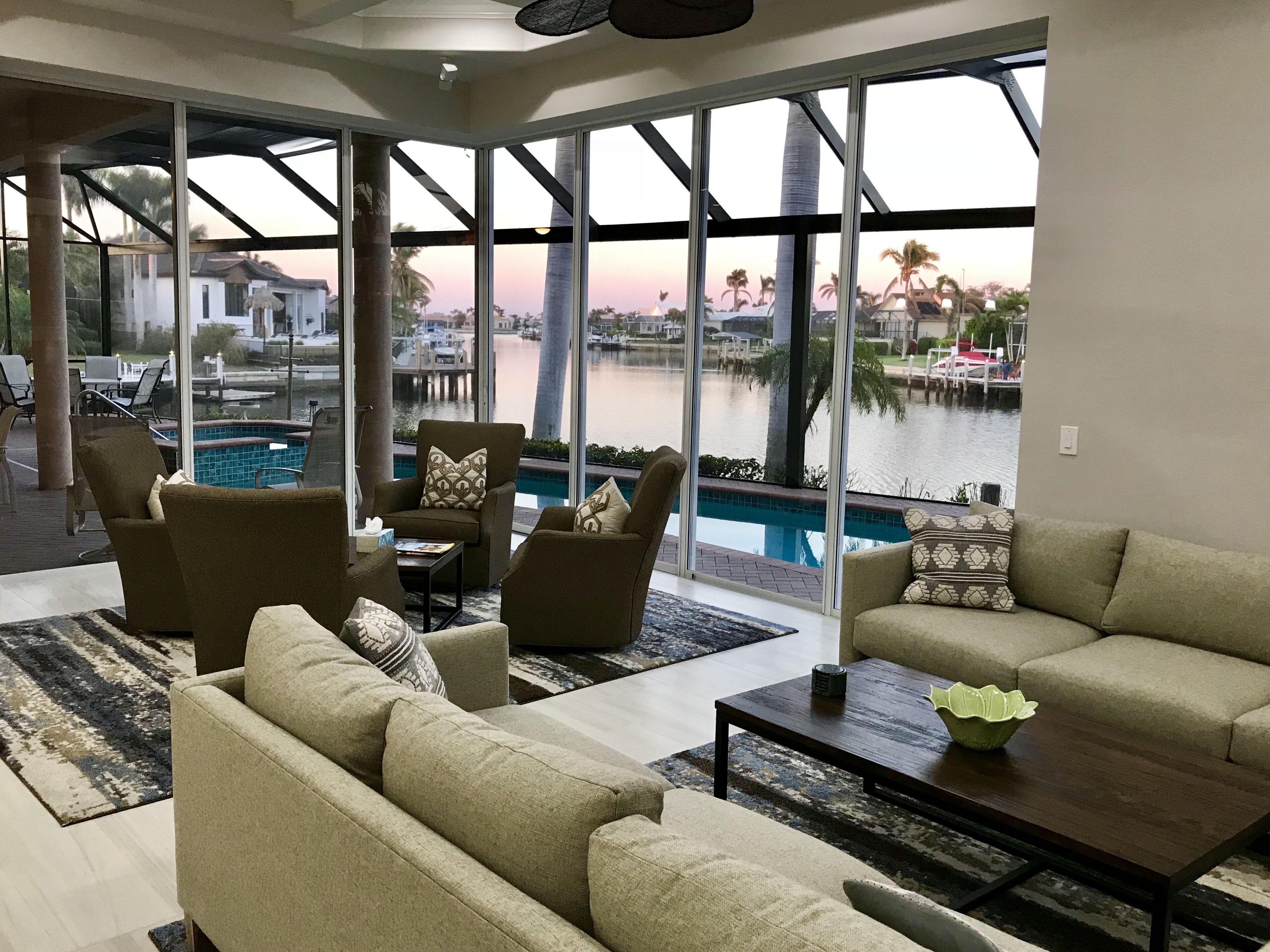 Smart TV, chimenea, libros y oficina 