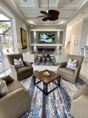 Een smart-tv, een open haard, boeken en een kantoor