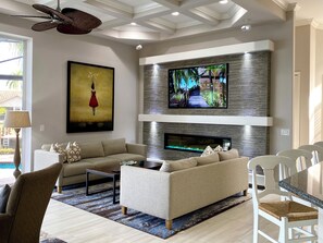 Smart-TV, Kamin, Bücher, Arbeitsbereiche