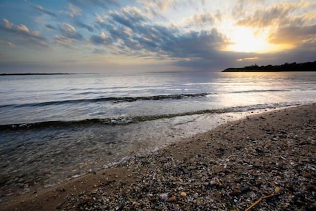 Beach nearby. Maeburn Cottages - Self-contained Lakeside Getaway