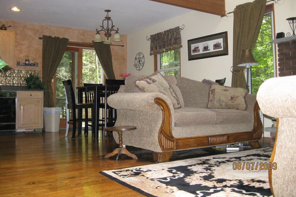 Escape to a BEAUTIFUL Secluded, Streamfront w/ HOT TUB-Private Lake Community