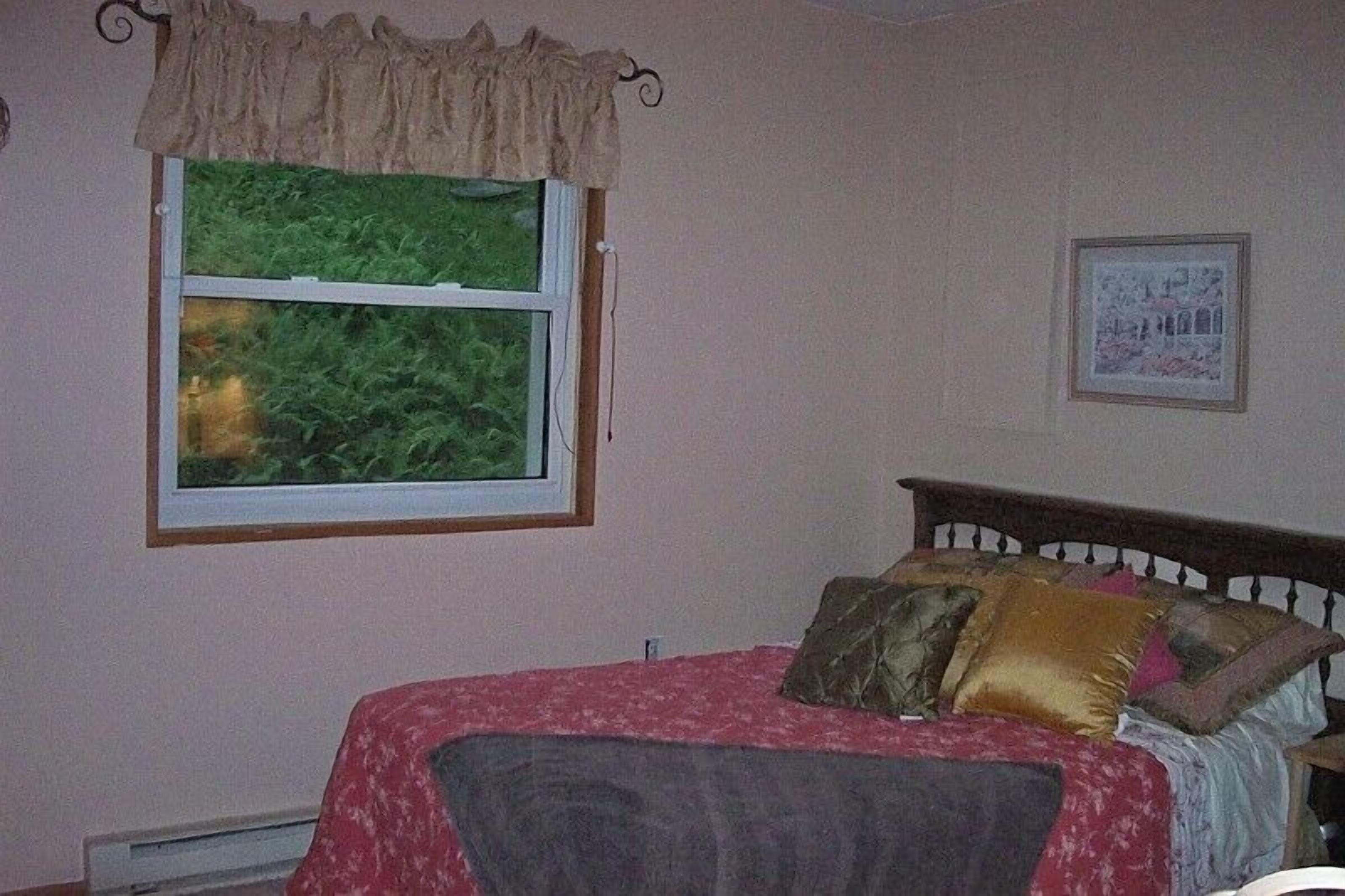 Escape to a BEAUTIFUL Secluded, Streamfront w/ HOT TUB-Private Lake Community