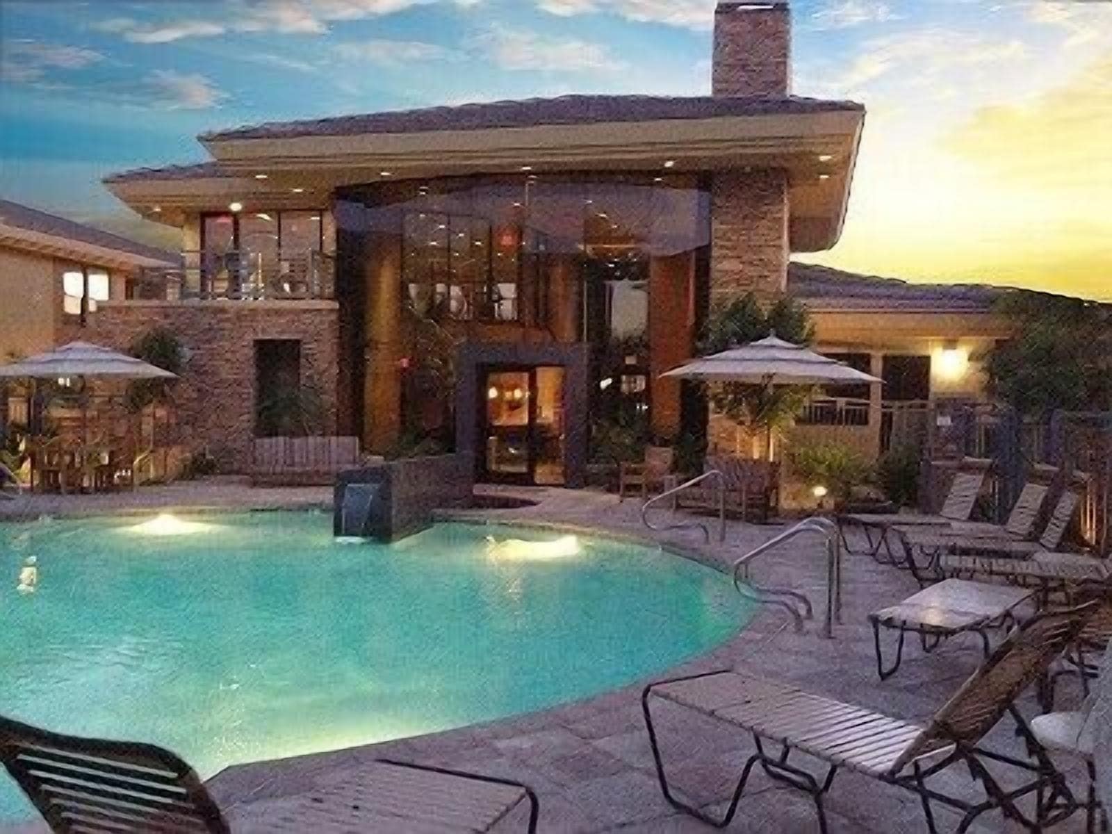 Utendørsbasseng og et oppvarmet basseng