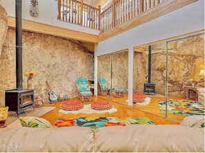 2 quartos, escrivaninha, ferros/tábuas de passar roupa