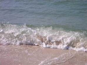 Rannalla, aurinkotuoleja, rantapyyhkeitä