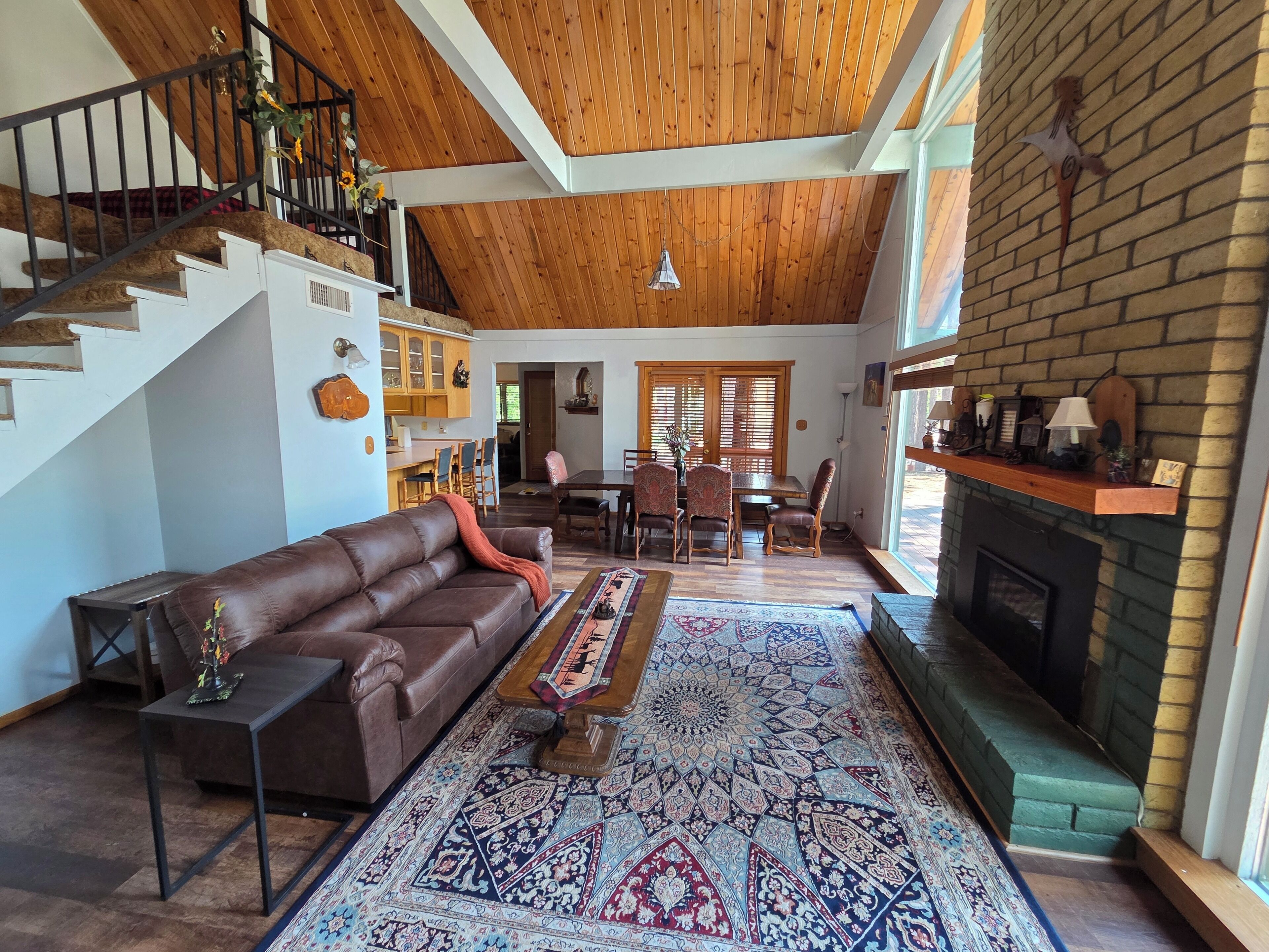 Smart TV, chimenea y libros 