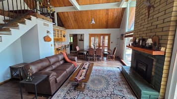 Smart TV, chimenea y libros