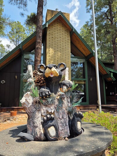 Big Bear Cabin Your Mountain Getaway 4 bd/4 bath with outdoor hot tub