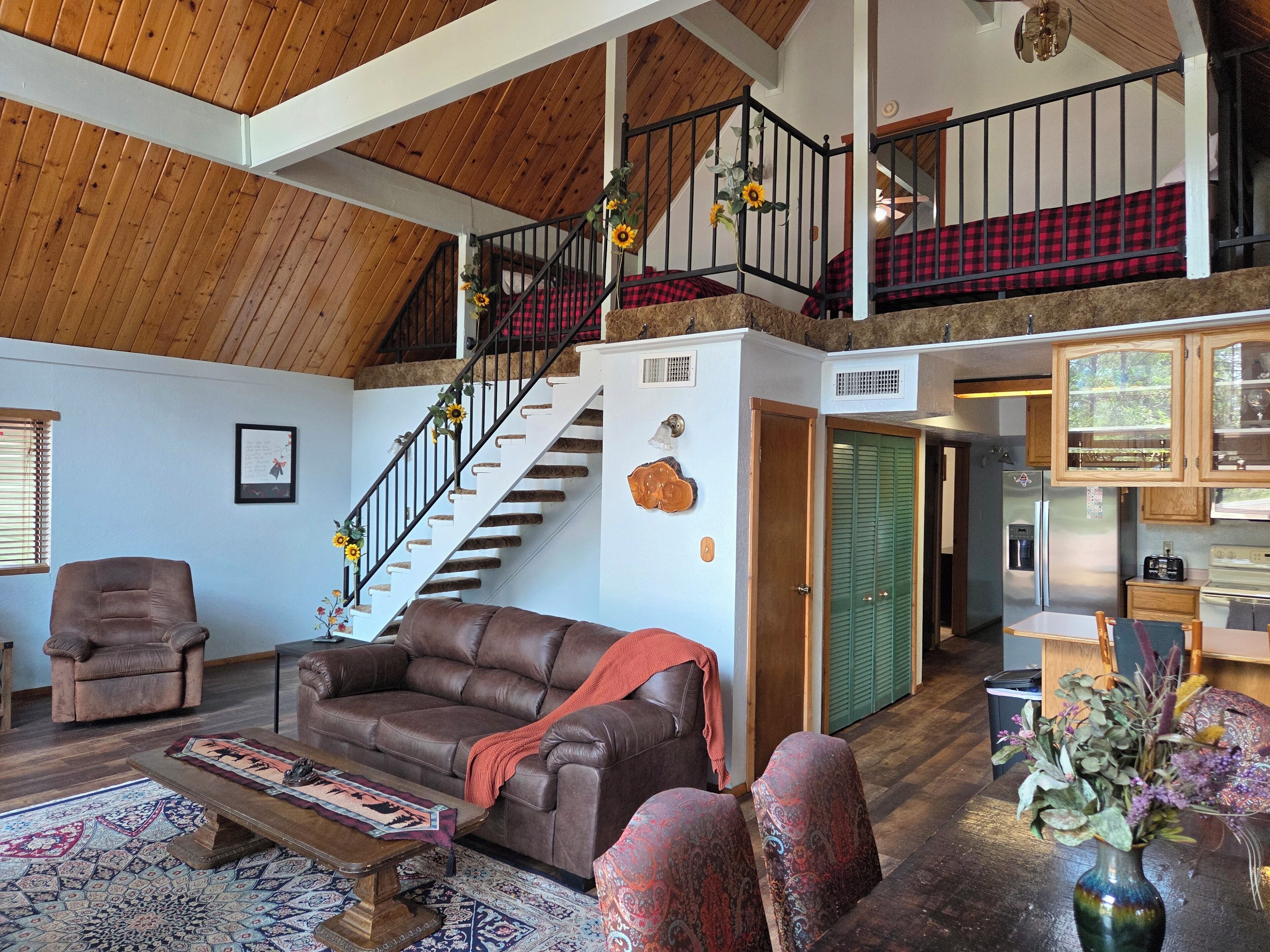 Smart TV, chimenea y libros 