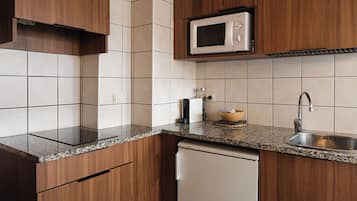 Familienstudio, Küche | Eigene Küche | Großer Kühlschrank, Mikrowelle, Ofen, Herdplatte