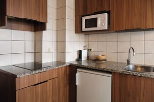 Stúdíóíbúð fyrir fjölskyldur - eldhús | Einkaeldhús | Ísskápur í fullri stærð, örbylgjuofn, bakarofn, eldavélarhellur