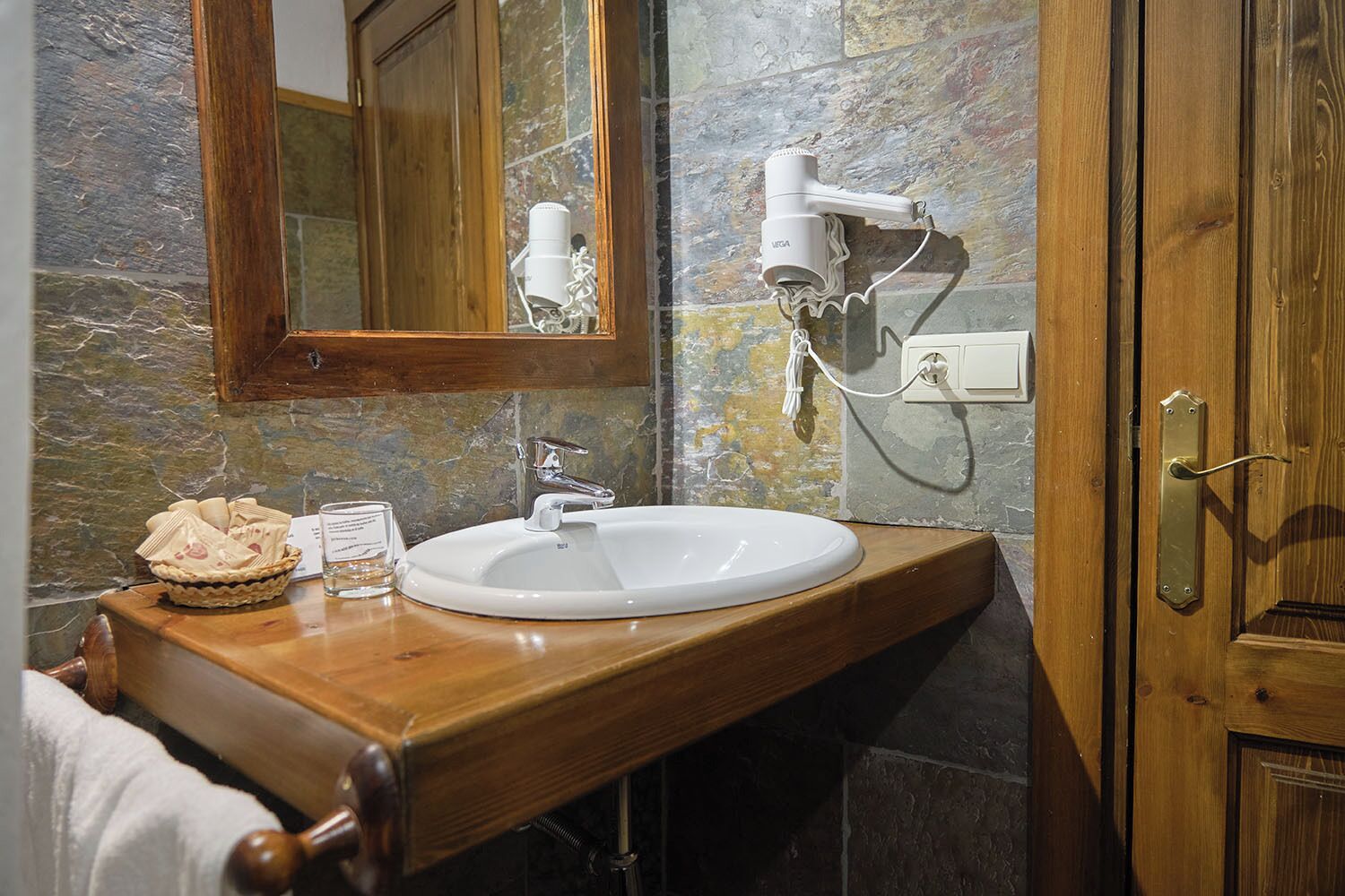 Studio, 1 tweepersoonsbed, keuken | Badkamer | Een diep bad, een regendouche, gratis toiletartikelen, een haardroger