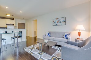 行政公寓, 1 张大床和 1 张沙发床, 无烟房 | 起居区 | 平板电视