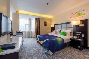 Quarto de hotel com cama, mesa de cabeceira, televisão e uma grande janela.