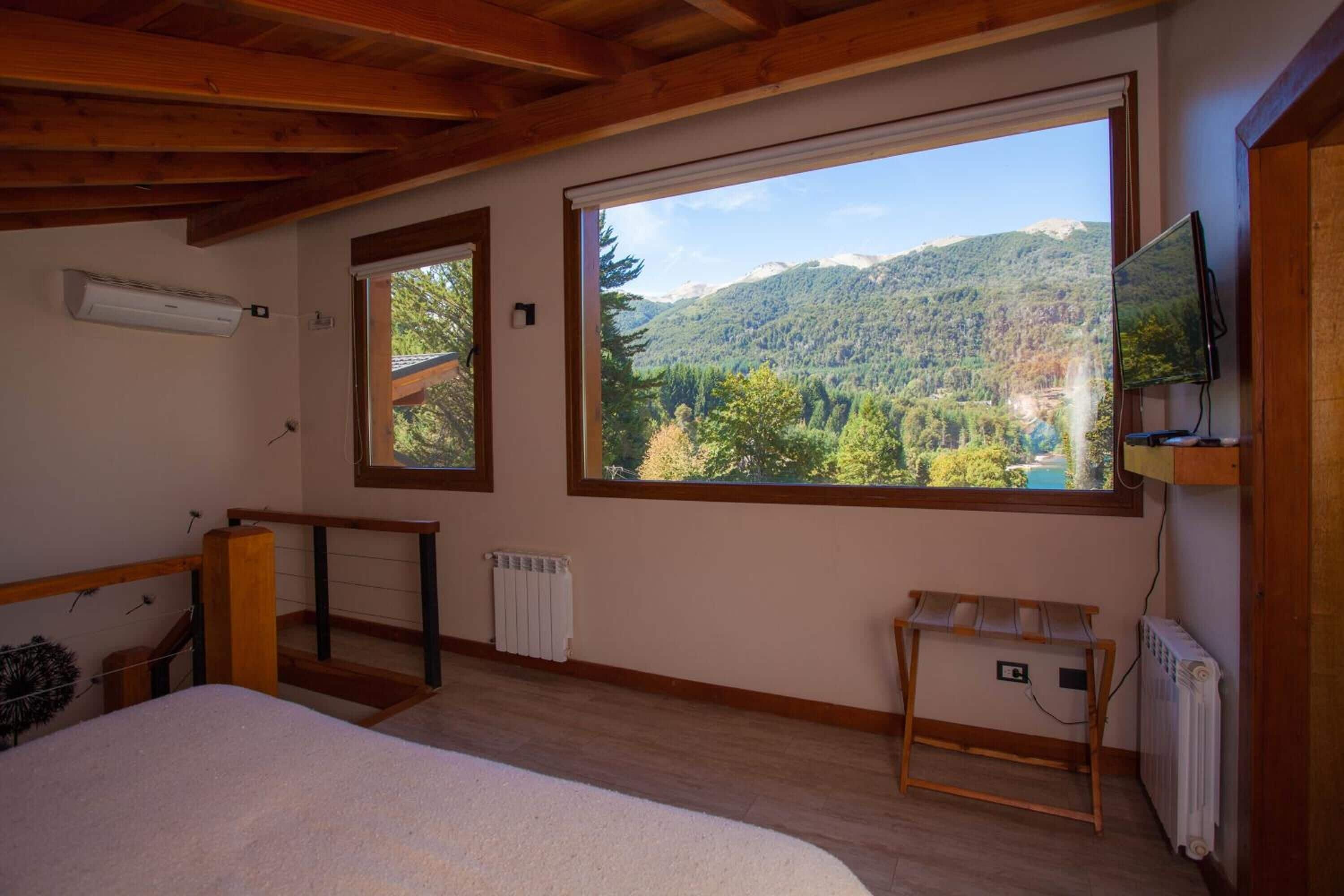 Cubrecamas y caja de seguridad en la habitación 