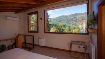 Cubrecamas y caja de seguridad en la habitación