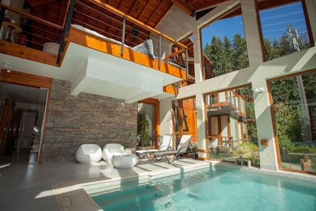 Una piscina techada, una piscina al aire libre. Origen de la Bahia - Apart hotel