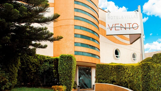 A modern hotel building with a sign reading "Hotel & Villas Vento". - Hotel y Villas Vento (Ecatepec de Morelos)