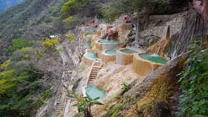 A terraced hot spring complex with multiple pools and stone steps. - Hotel y Villas Vento (Ecatepec de Morelos)