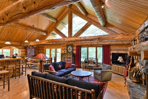 Secluded luxury log home in Wisconsin wilderness