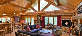 Secluded luxury log home in Wisconsin wilderness