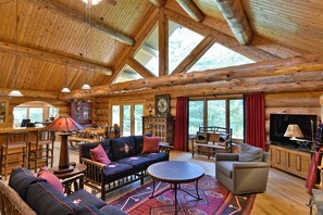 Smart TV, fireplace, DVD player, books - Secluded luxury log home in Wisconsin wilderness (Clam Lake)