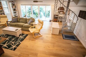 TV connectée, cheminée, jeux vidéo, lecteur de DVD