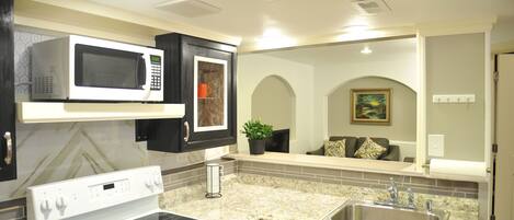 Kjøleskap, mikrobølgeovn, ovn og kokeplater