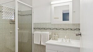 Regadera, secadora de cabello, toallas 