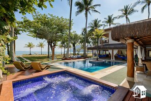 Innendørsbasseng og utendørsbasseng